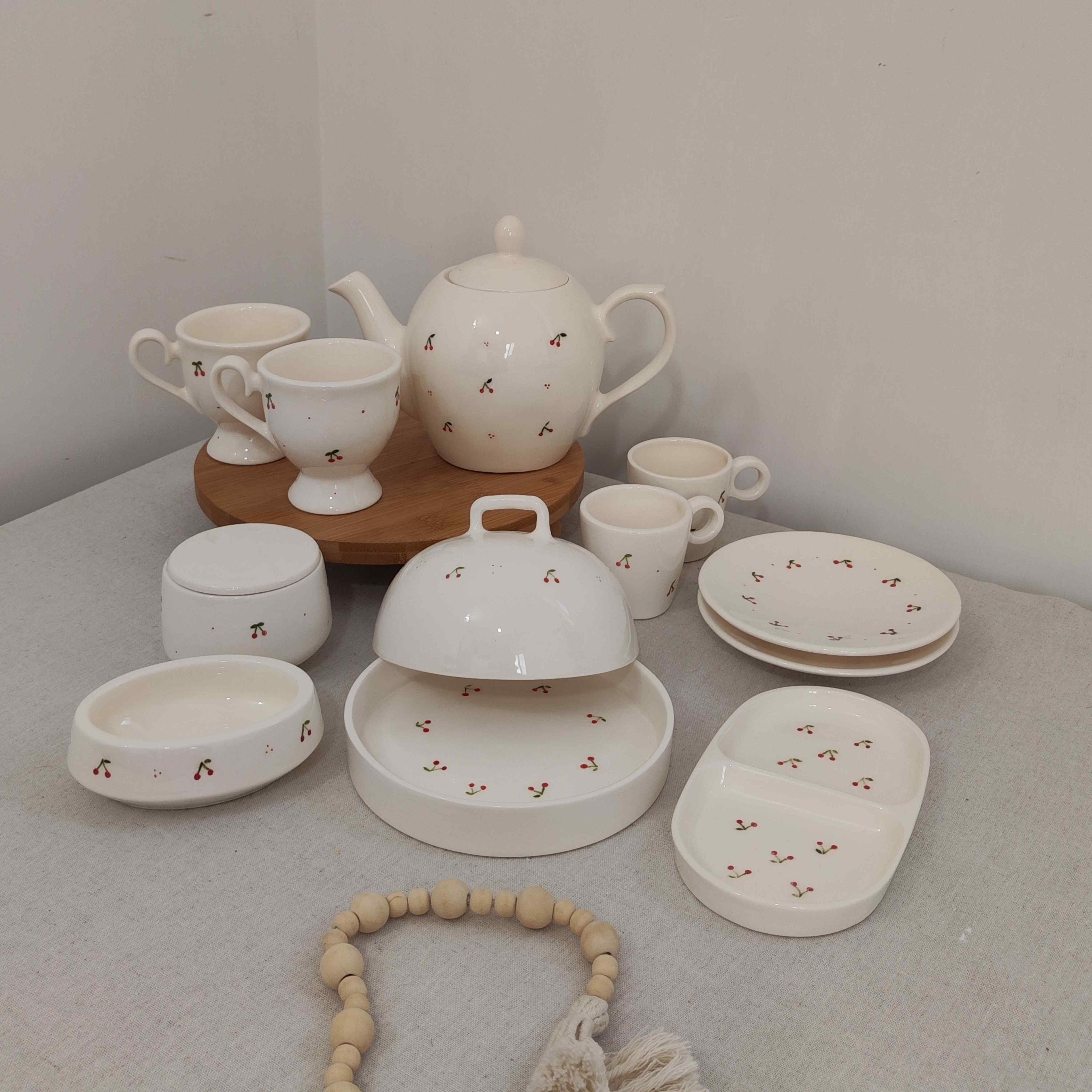 صبحانه خوری آلبالو